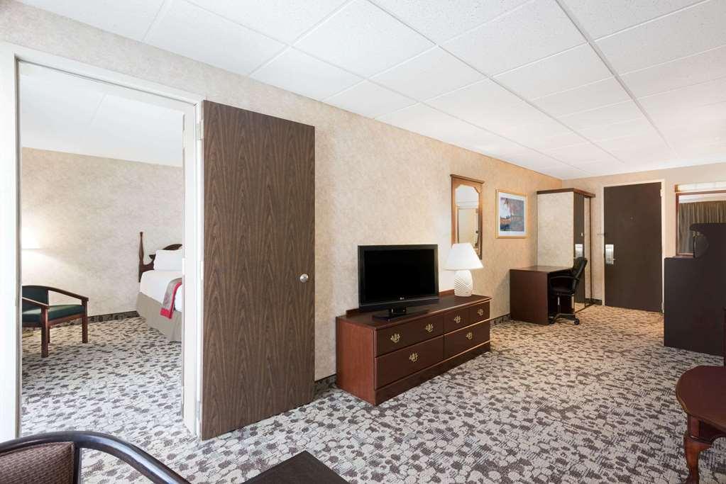 Ramada Plaza By Wyndham Portland Hotel Екстериор снимка